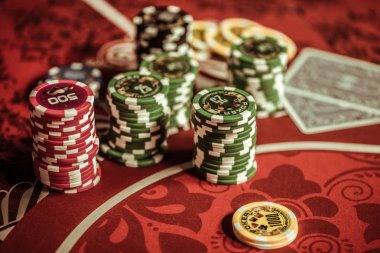 Live Roulette table with dealer and betting interface on spore